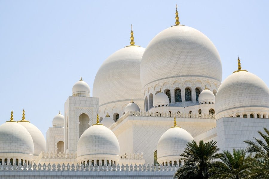 Cúpulas blancas en la mezquita Sheikh Zayed en Abu Dhabi, Emiratos Árabes Unidos