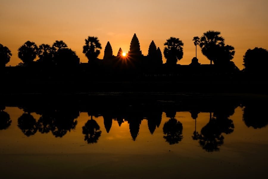 Amanecer de Angkor Wat y reflejo de la piscina