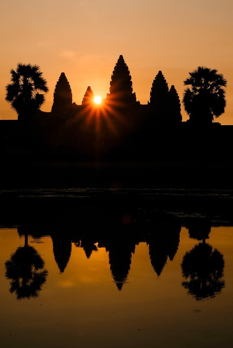 Amanecer de Angkor Wat y reflejo de la piscina