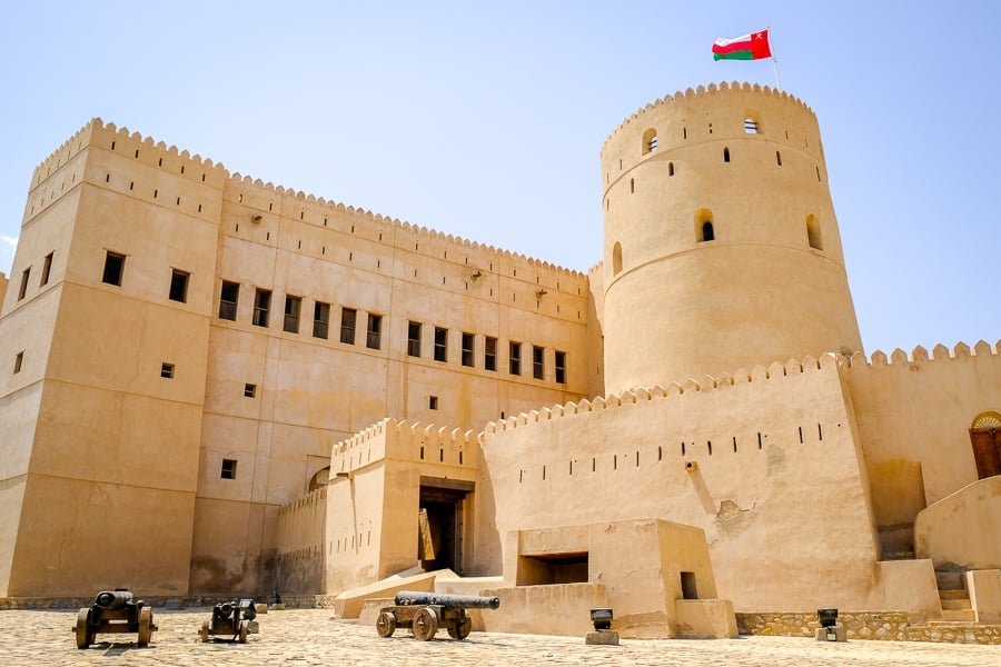 Murallas y cañones principales del castillo en Rustaq Fort en Omán