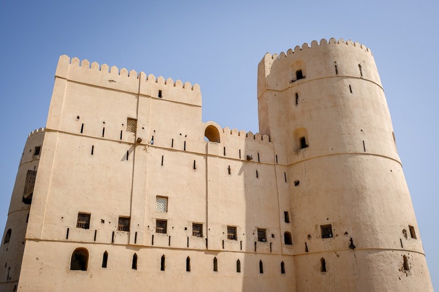 Muros y ventanas del fuerte en el castillo de An Naman en Omán