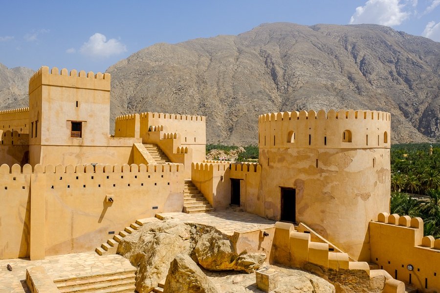 Azotea del castillo y vistas a la montaña en el fuerte Nakhal en Omán