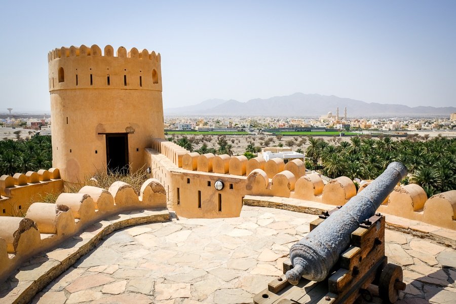 Cañón y torre en la azotea del fuerte Nakhal en Omán