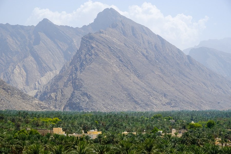 Montañas y palmeras en la distancia cerca del Fuerte Nakhal en Omán