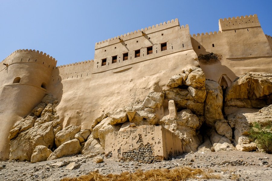 Muralla del castillo y ventanas en Nakhal Fort en Omán