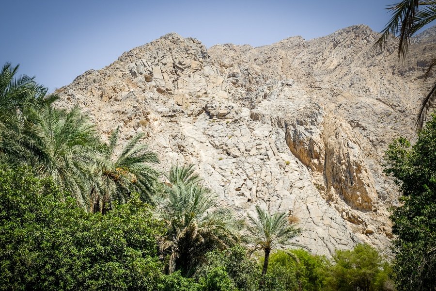 Montañas en las aguas termales de Al Thowarah en Omán