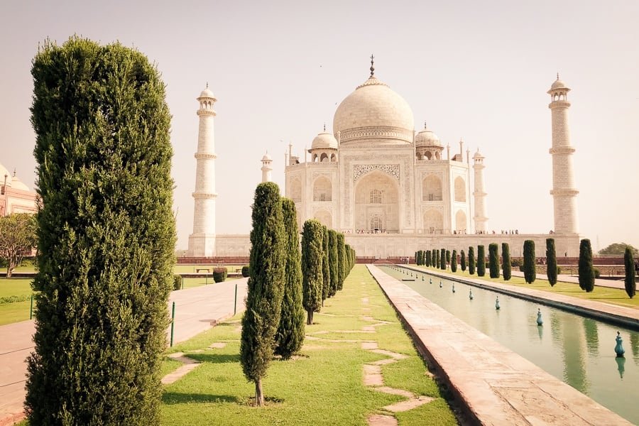 Jardín y piscina frente al Taj Mahal en Agra, India