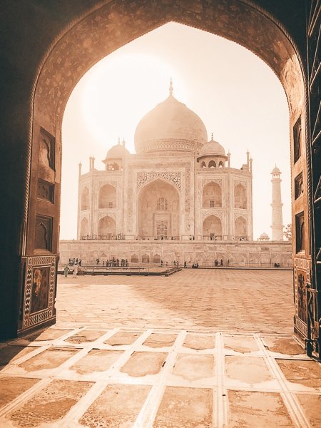 Puerta abovedada en el Taj Mahal en Agra, India