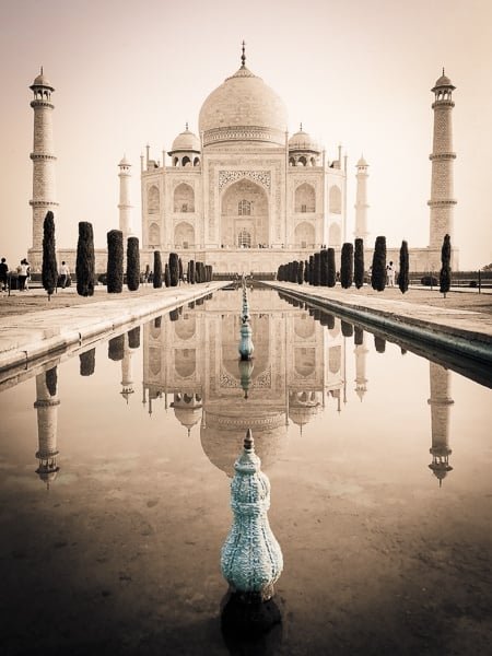 Reflejo en blanco y negro en la piscina del Taj Mahal en Agra, India