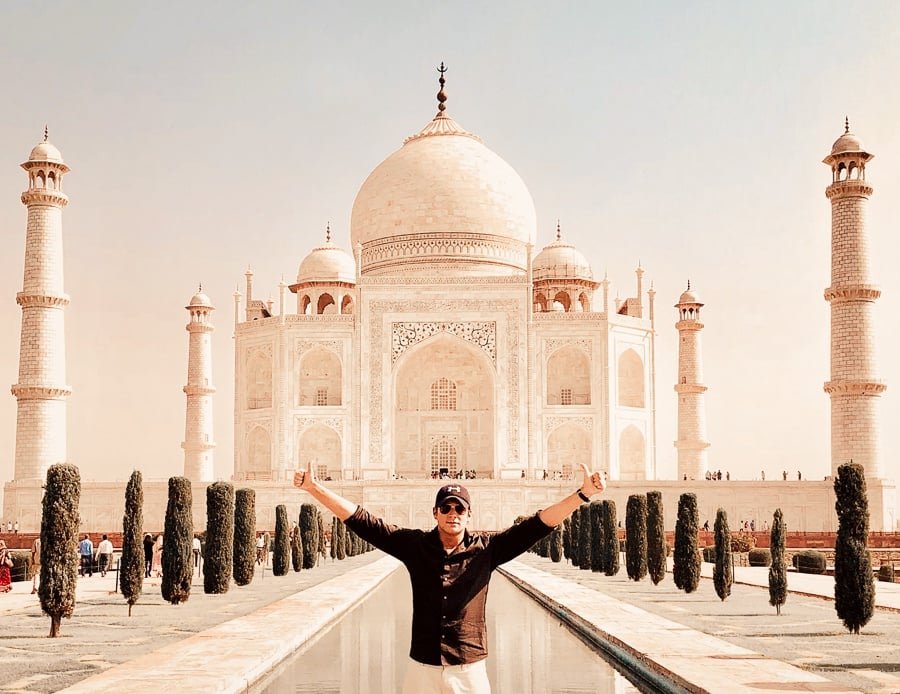 Tipo de viaje posando en el Taj Mahal en Agra, India