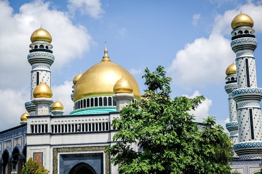 Árboles y cúpulas en la mezquita Jame'Asr Hassanil Bolkiah en Brunei