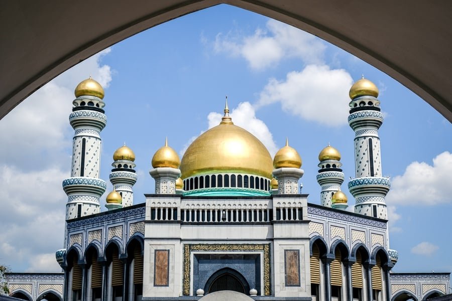 Vista de la entrada frontal de la mezquita Jame'Asr Hassanil Bolkiah en Brunei