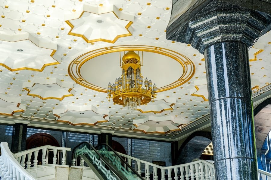 Escaleras y candelabros dorados en la mezquita Jame'Asr Hassanil Bolkiah en Brunei