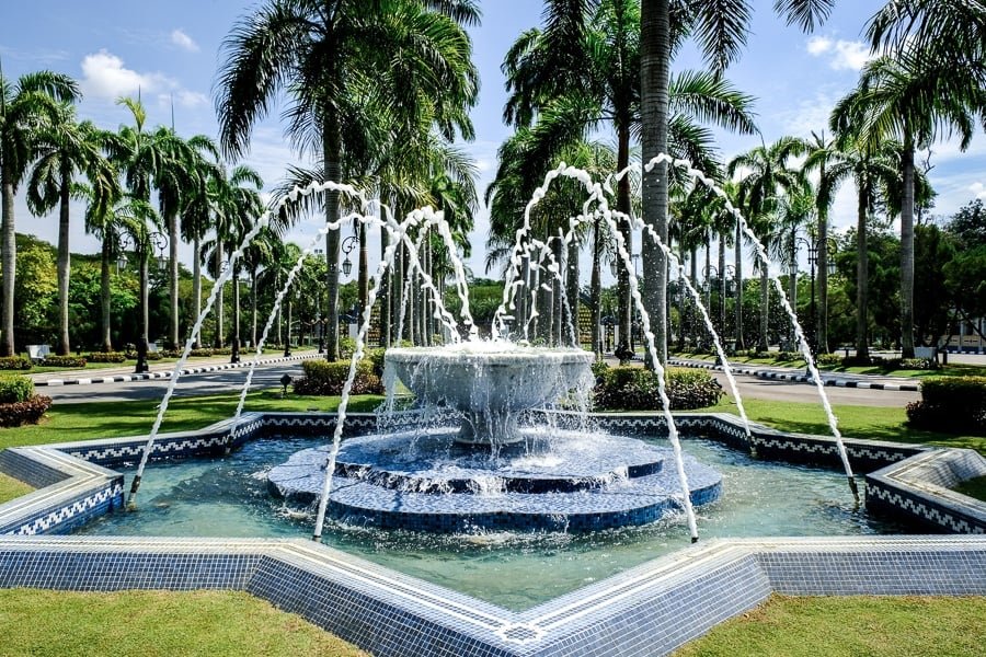 Fuente de agua cerca de la mezquita Jame'Asr Hassanil Bolkiah en Brunei