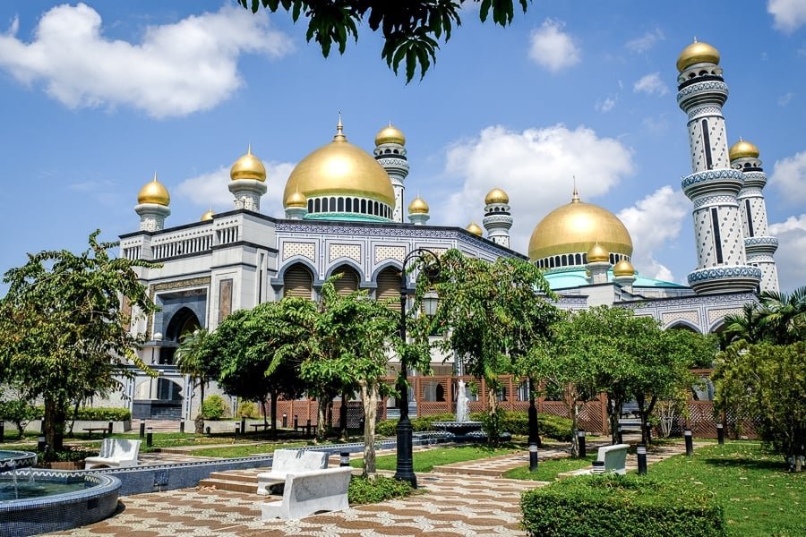 Patio y árboles en la mezquita Jame'Asr Hassanil Bolkiah en Brunei