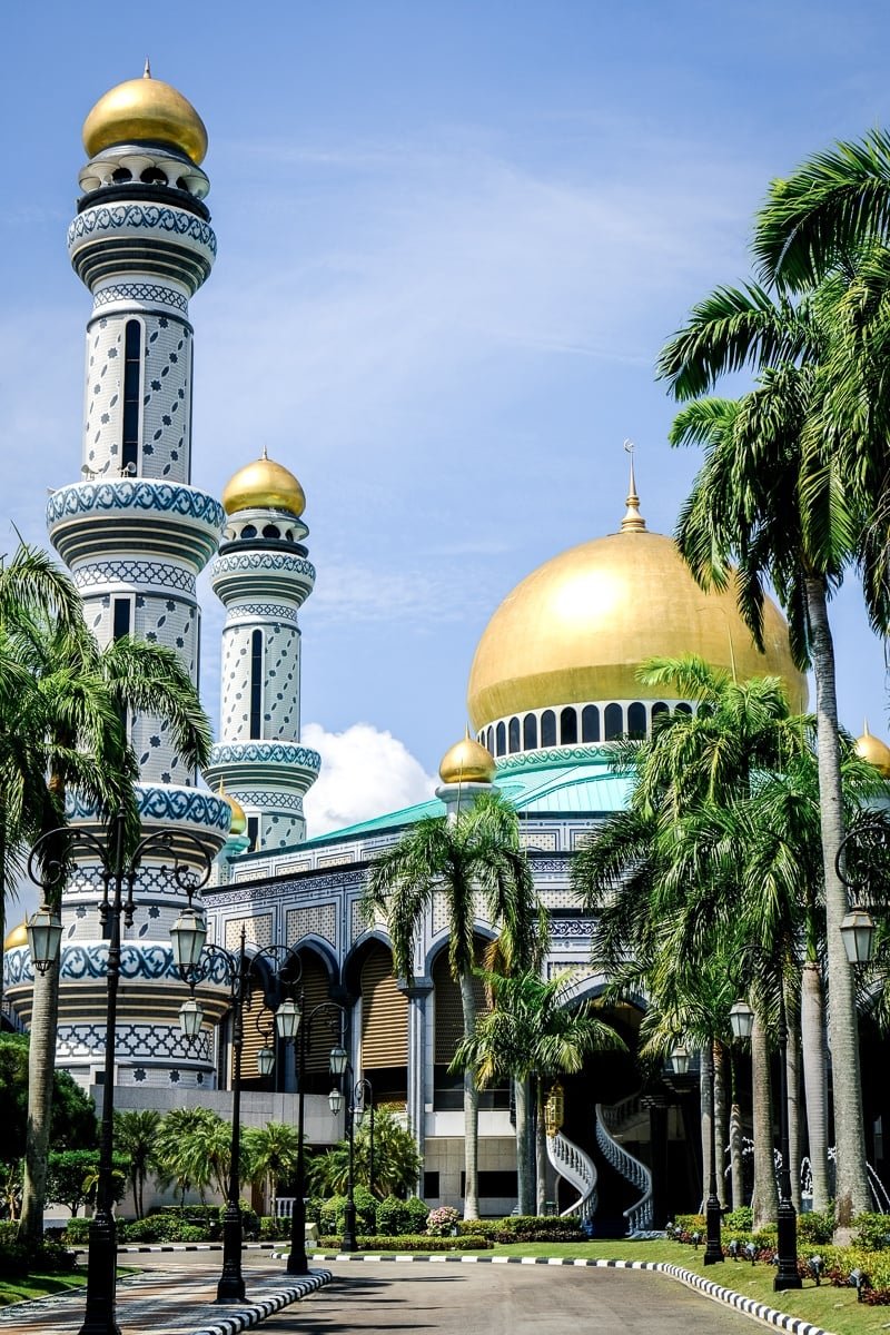 Palmeras y torres de oración en la mezquita Jame'Asr Hassanil Bolkiah en Brunei