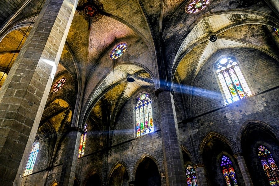 Dentro de la Iglesia Basílica de Santa María del Mar en Barcelona, ​​España