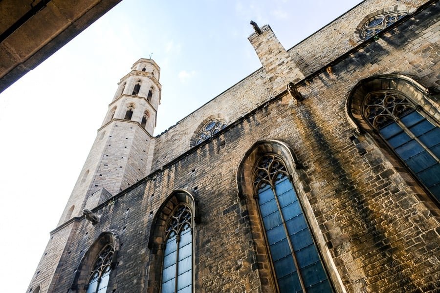 Mirando hacia la pared de la Iglesia Basílica de Santa María del Mar en Barcelona, ​​España