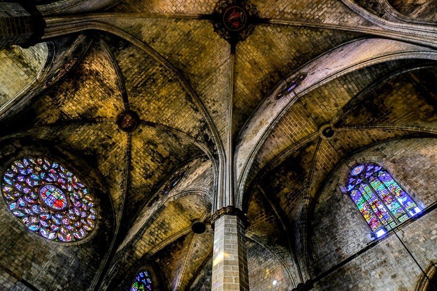 Techo interior de la Iglesia Basílica de Santa María del Mar en Barcelona, ​​España