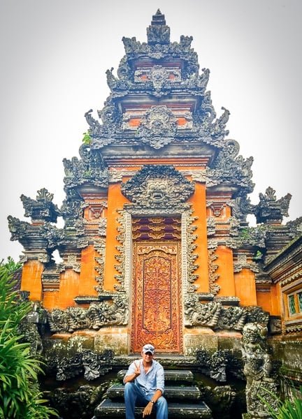 Tipo de viaje en la puerta del templo Pura Saraswati en Ubud Bali