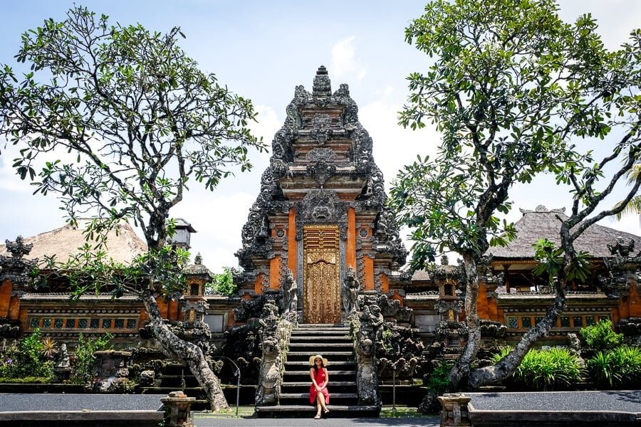 Mi mujer en la entrada principal del templo Pura Saraswati en Ubud Bali