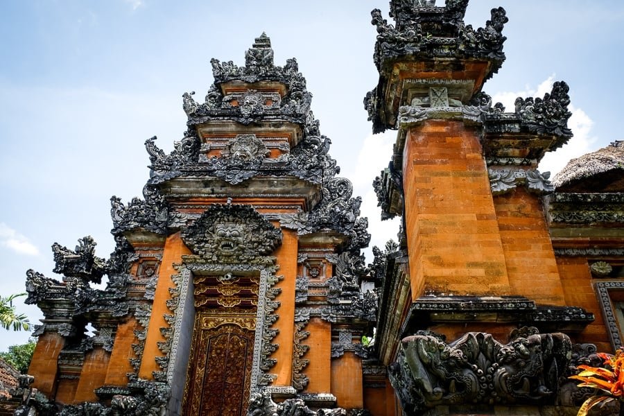 Paredes talladas en el templo Pura Saraswati en Ubud Bali