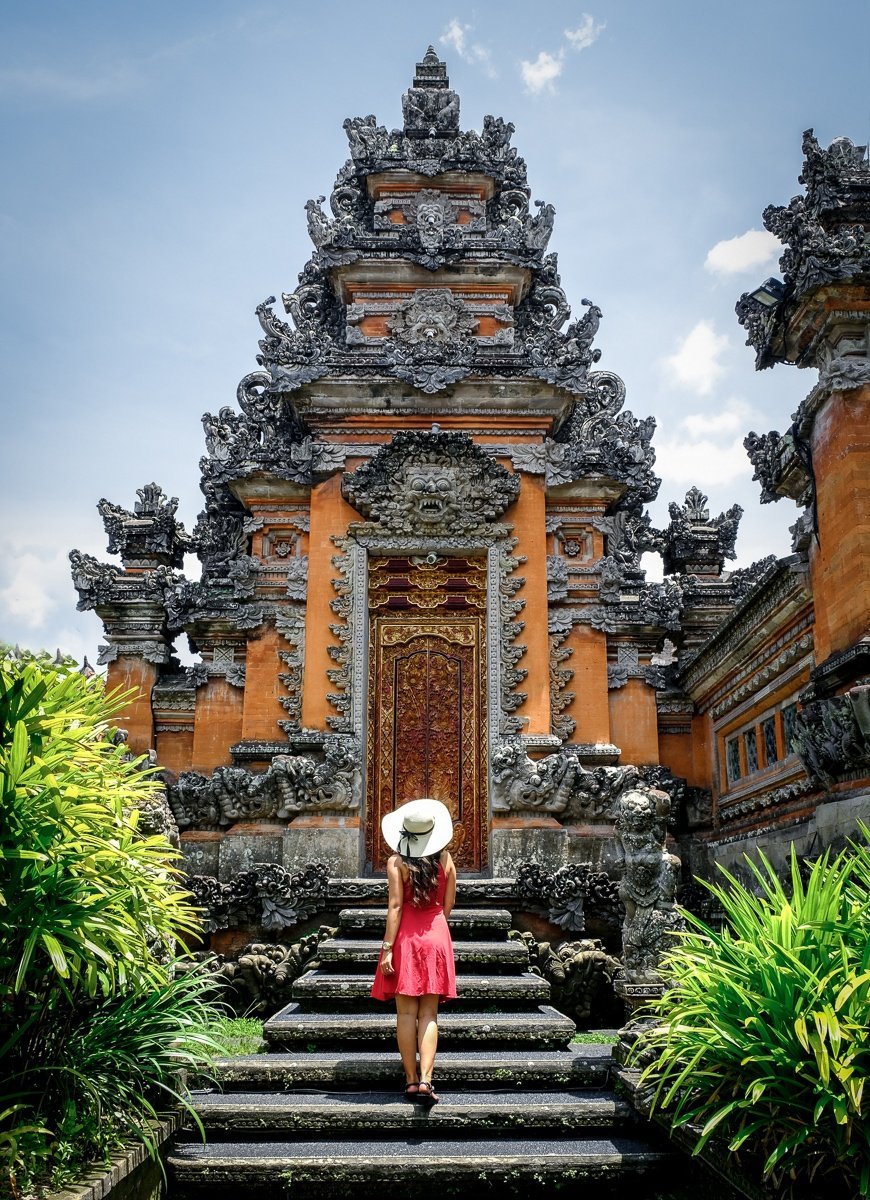 Mi mujer en el templo Pura Saraswati en Ubud Bali