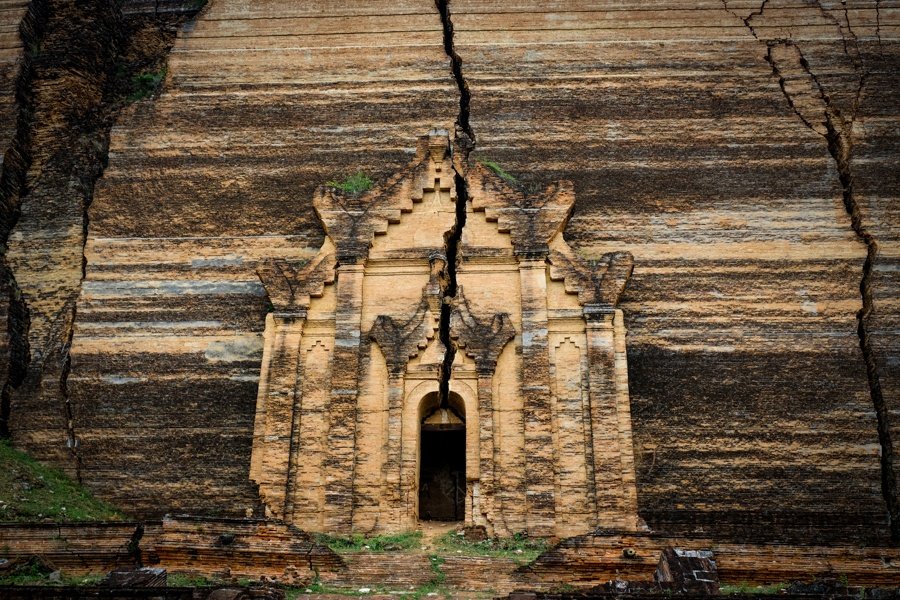 Puerta agrietada ruinas de la Pagoda Mingun Pahtodawgyi en Myanmar