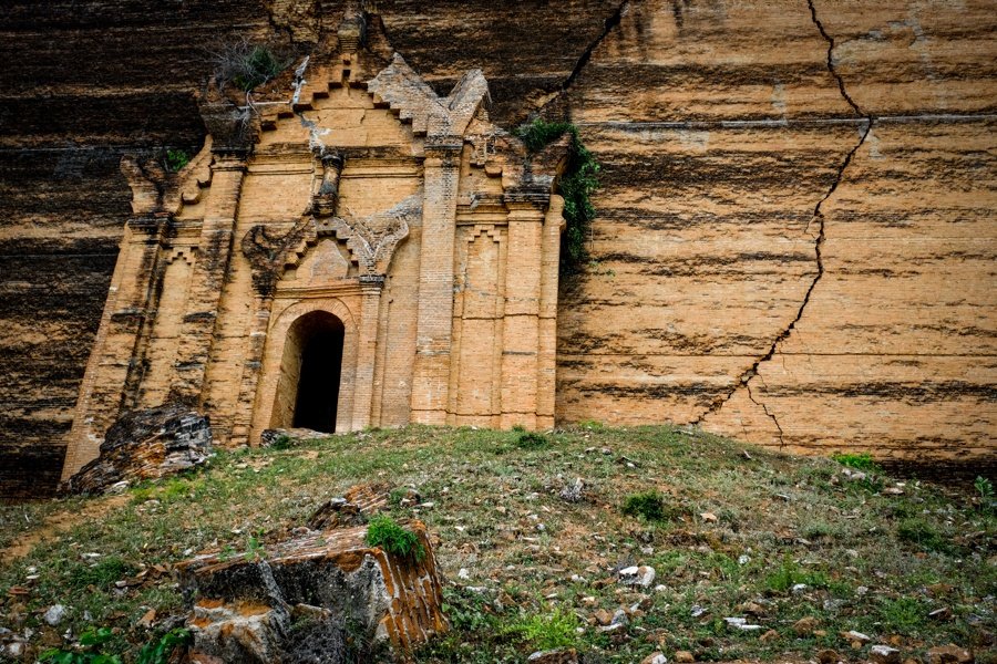 Ruinas de la puerta de la Pagoda Mingun Pahtodawgyi en Myanmar