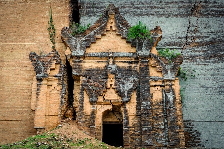 Puerta antigua en Mingun Myanmar