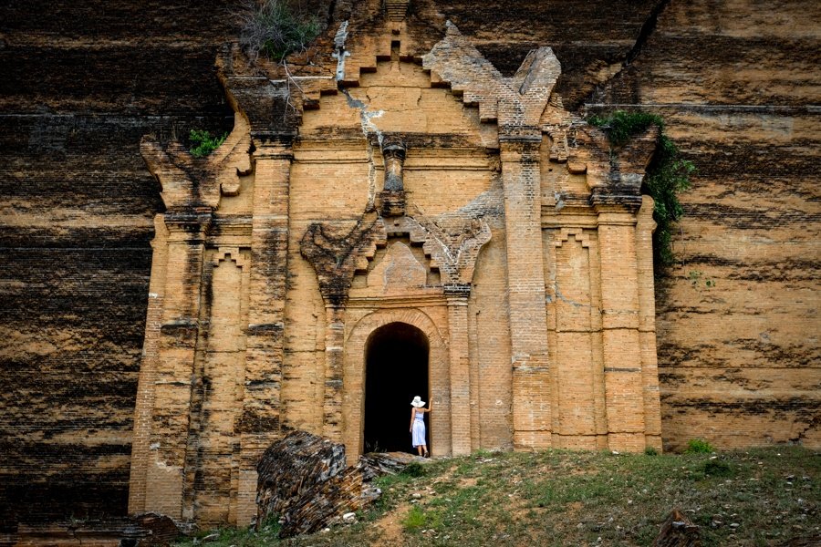 Ruinas de la puerta de la Pagoda Mingun Pahtodawgyi en Myanmar