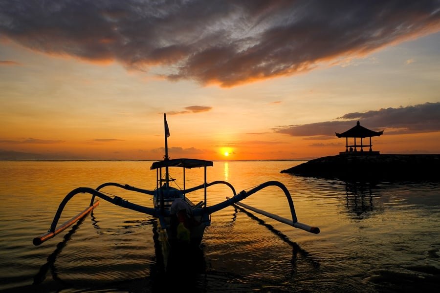 Barco en la playa de Sanur Amanecer en Bali