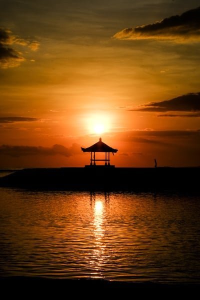 Gazebo en la playa de Sanur Amanecer en Bali