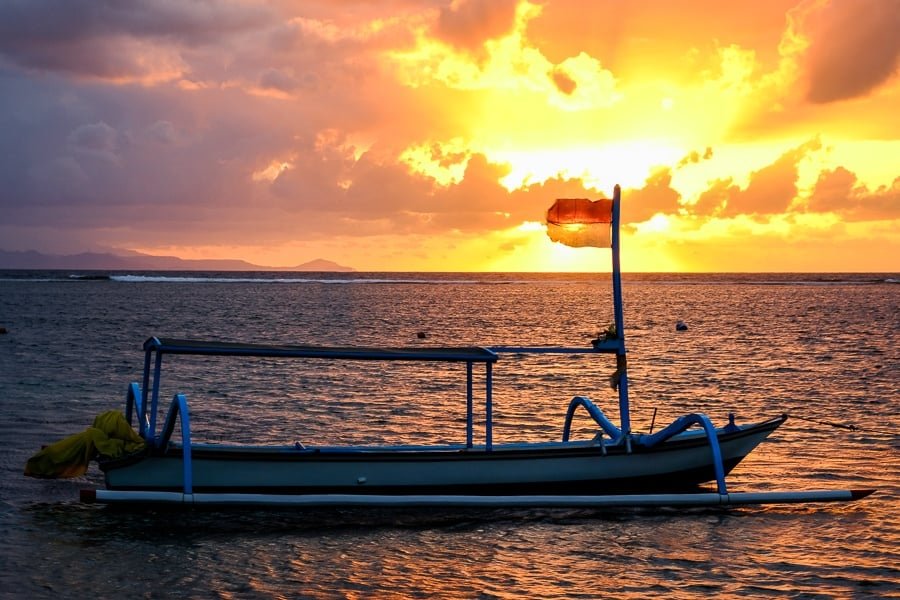 Barco en la playa de Sanur Amanecer en Bali