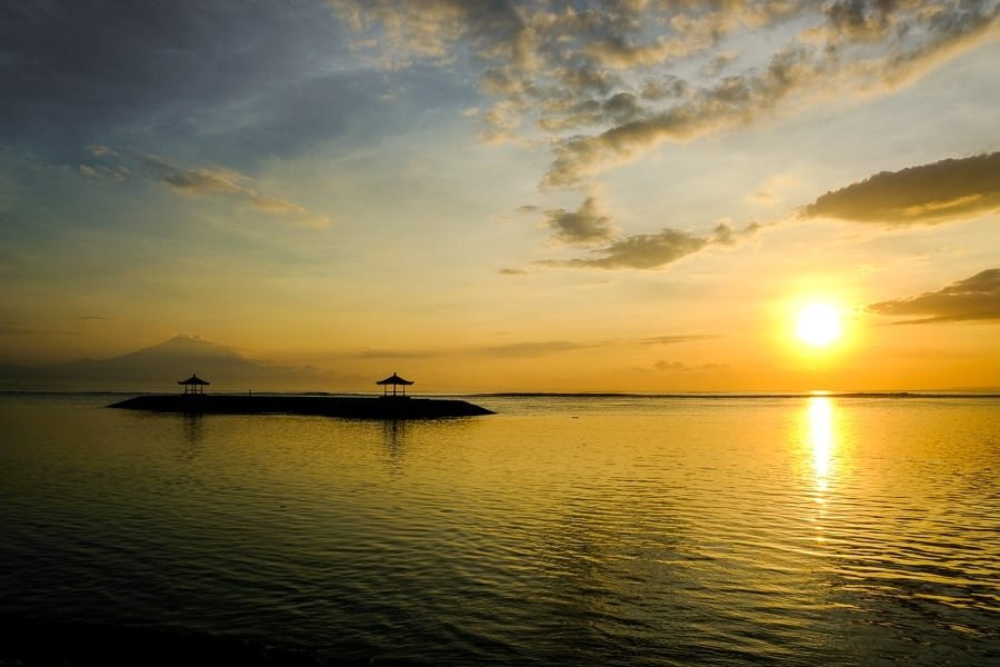 Amanecer en la playa de Sanur en Bali