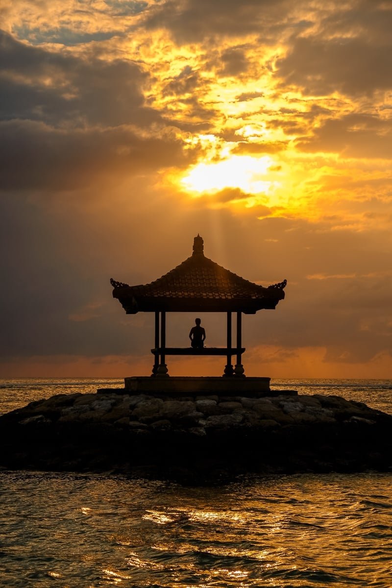 Meditación en el mirador en la playa de Sanur Amanecer en Bali