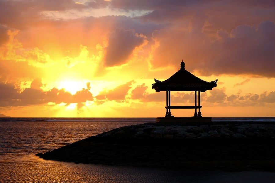 Gazebo en la playa de Sanur Amanecer en Bali