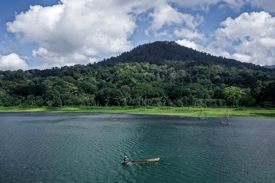 pescador del lago tamblingan