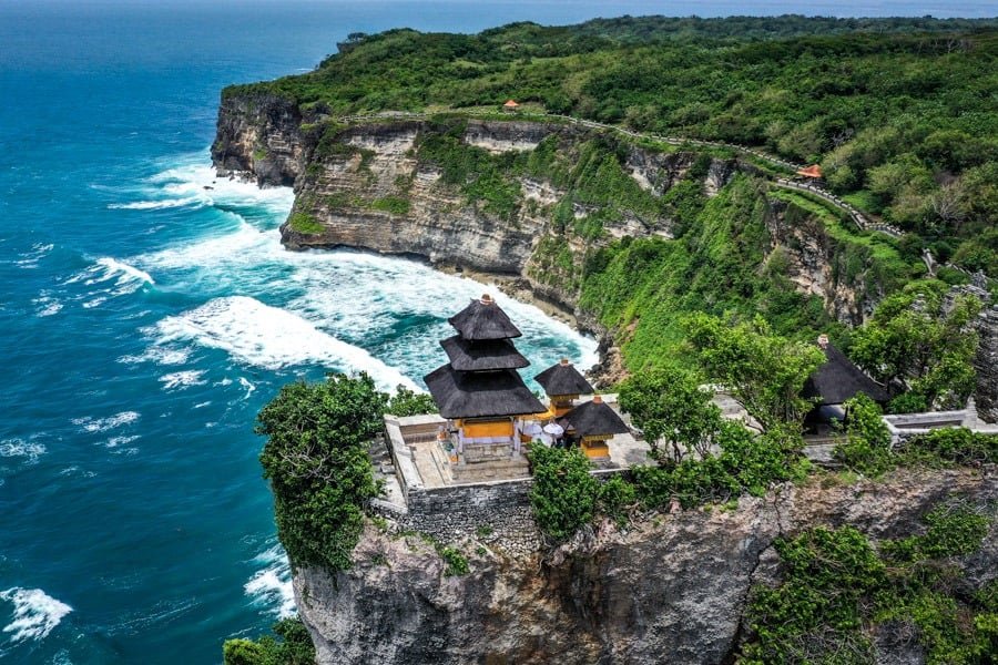 Imagen de drones del templo de Uluwatu en Uluwatu Bali Indonesia