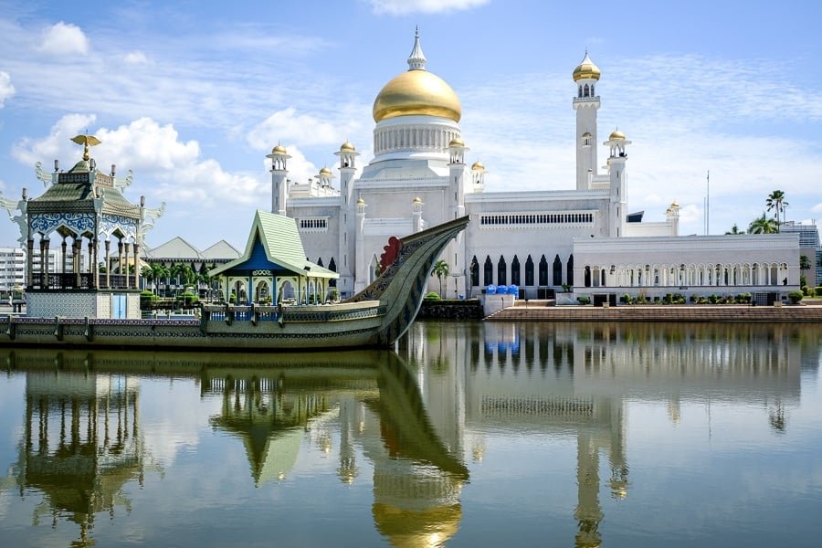 Reflejo de agua y barco en la Mezquita del Sultán Omar Ali Saifuddien en Brunei