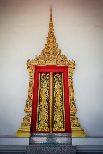 Puerta del templo Wat Koh Tao en Tailandia