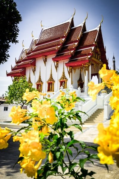 Flores en el templo Wat Koh Tao en Tailandia