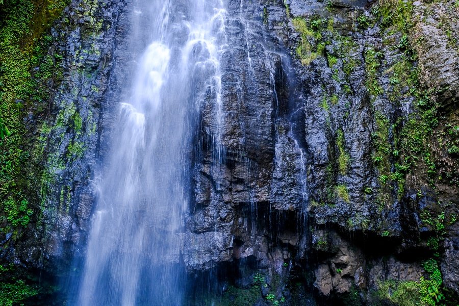 Agua que fluye por las rocas en la cascada Tunan en Sulawesi