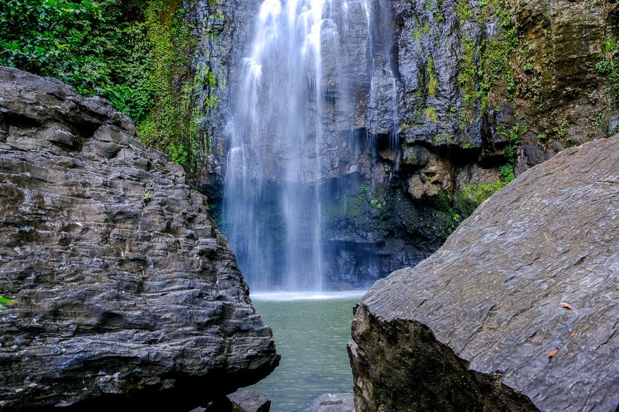 Agua que fluye por las rocas en la cascada Tunan en Sulawesi