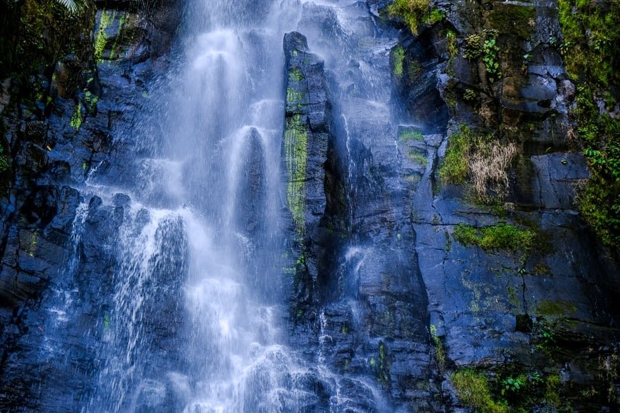 Agua que fluye por las rocas en la cascada Tunan en Sulawesi