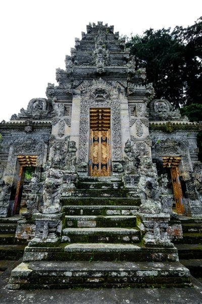 Puerta de piedra balinesa