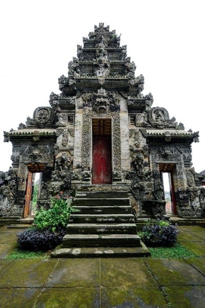 Puerta de piedra balinesa en el templo Pura Kehen en Bali