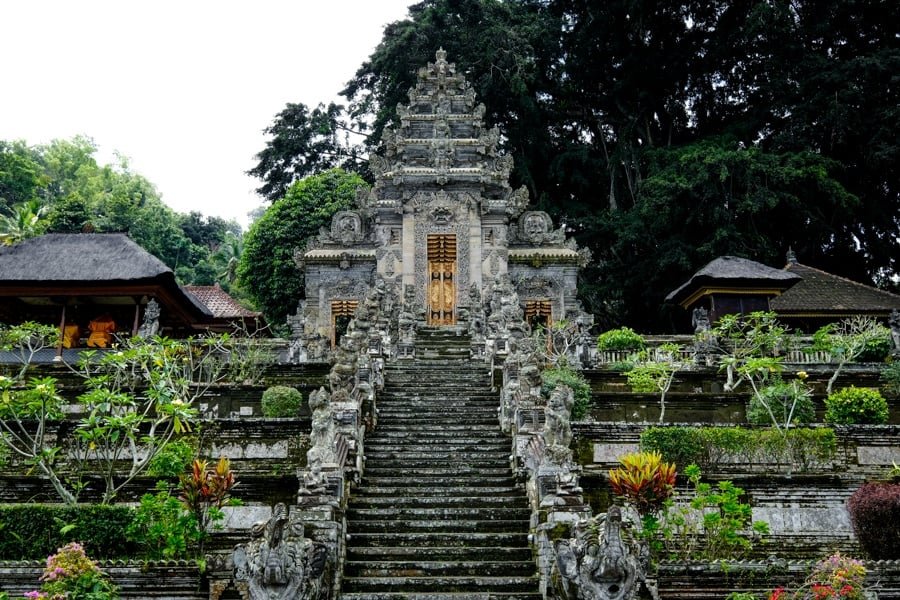 Puerta de piedra balinesa y escalera en el templo Pura Kehen en Bangli Bali