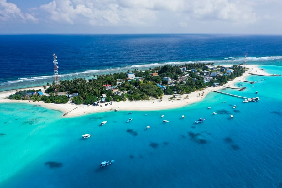 Vista de drones de la isla Fulidhoo desde arriba en las Maldivas