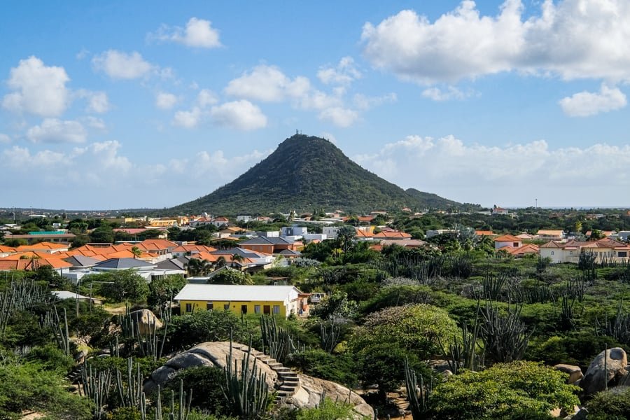 Las mejores caminatas en Aruba Rutas de senderismo para familias Hooiberg Hill